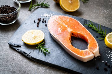 taze çiğ somon fileto biftek