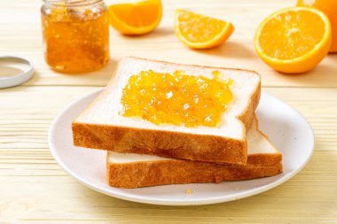 Portakal reçelli ekmek dilimleri 