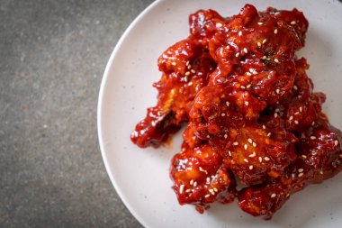 Baharatlı soslu kızarmış tavuk 