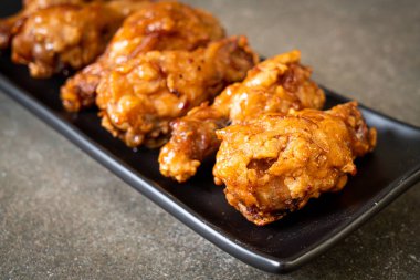 Soslu kızarmış tavuk.