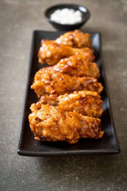 Soslu kızarmış tavuk.