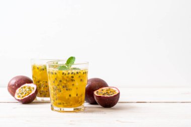 taze ve buzlu tutku meyve suyu