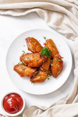 Barbekü tavuk kanatları beyaz susam ile