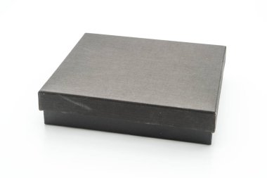 Beyaz arkaplanda siyah hediye kutusu