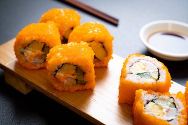 suşi roll maki