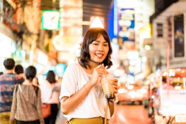 Genç Asyalı kadın Traveler, Bangkok, T China Town Manzaralı