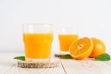 Ahşap arka plan üzerinde taze portakal suyu