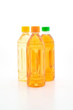 şişe buzlu çay ve yeşil çay beyaz arka plan üzerinde