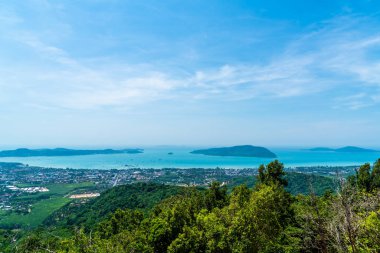 Phuket şehir manzarası ile deniz plaj 