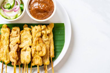 Domuz Satay-ızgara domuz fıstığı sosu veya tatlı ile servis ve 