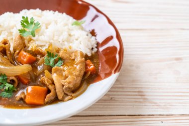 Japon köri pirinç dilimlenmiş domuz eti, havuç ve soğan ile