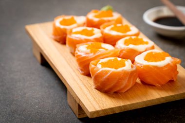 mayonez ve karides yumurta ile taze somon suşi rulo