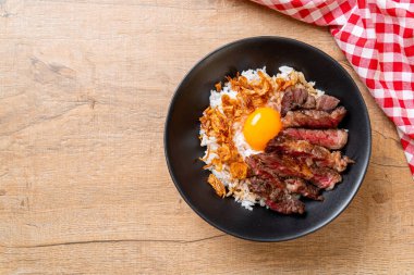 yumurta ile tepesinde pirinç kase dilimlenmiş sığır eti