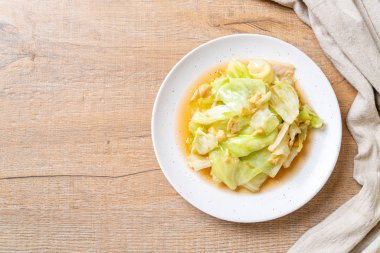 Balık soslu tavada kızartılmış lahana