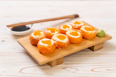 mayonez ve karides yumurta ile taze somon suşi rulo