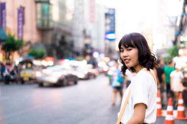 Genç Asyalı kadın Traveler, Bangkok, T China Town Manzaralı