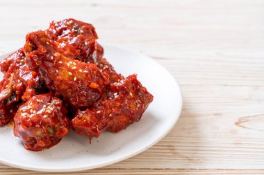 Baharatlı soslu kızarmış tavuk 