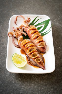 teriyaki soslu ızgara kalamar