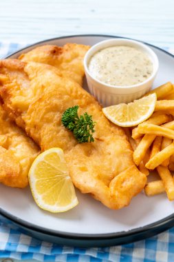 Kızartmalı balık ve patates kızartması.