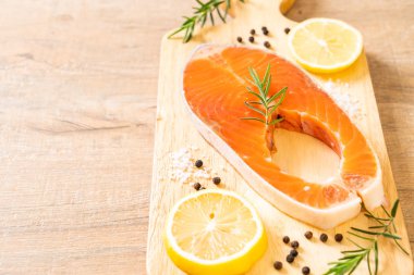 taze çiğ somon fileto biftek