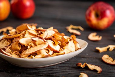Ev yapımı kurutulmuş organik elma dilimli