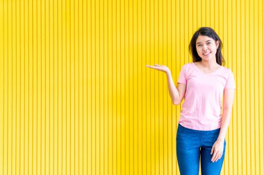 sarı duvar üzerinde ayakta Genç Asyalı kadın mutluluk