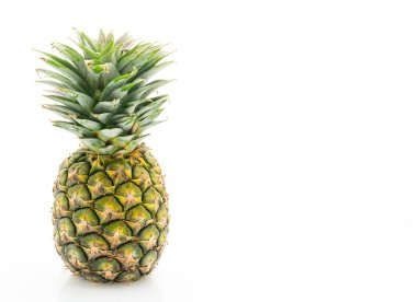 Beyaz arkaplanda taze ananas