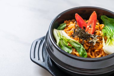 sebze ve kimchi Koreli anlık erişte