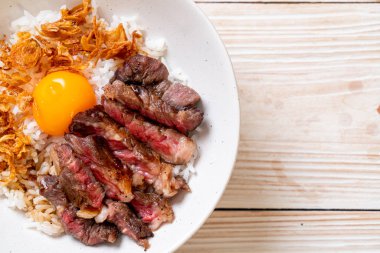 yumurta ile tepesinde pirinç kase dilimlenmiş sığır eti