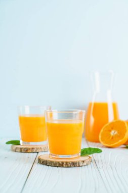 Ahşap arka plan üzerinde taze portakal suyu