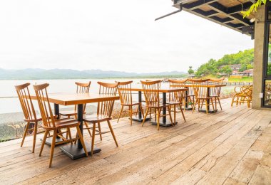 kafe restoranda ahşap masa ve sandalye