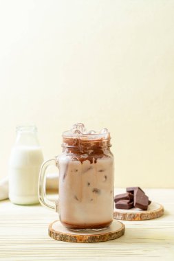 Buzlu çikolata milkshake içecek