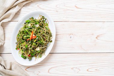 Istiridye sosu ile Kızarmış ayçiçeği Sprout