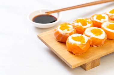 mayonez ve karides yumurta ile taze somon suşi rulo