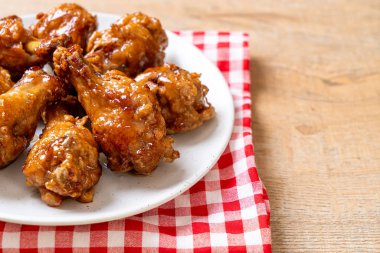 Soslu kızarmış tavuk.