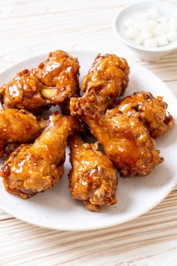 Soslu kızarmış tavuk.