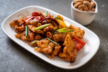 Cevizli kızarmış tavuk. 