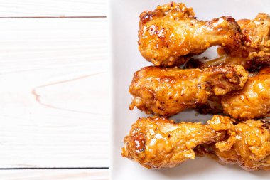 Soslu kızarmış tavuk.