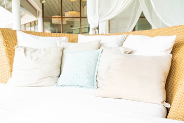 veranda sandalyesinde rahat yastık