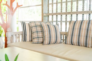 Kanepe sandalyede rahat yastık 