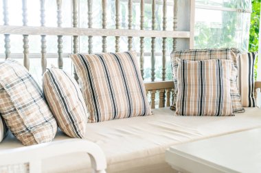 Kanepe sandalyede rahat yastık 