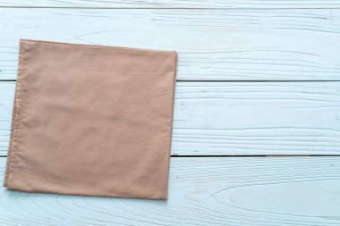 mutfak bezi (peçete) mavi ahşap zemin üzerine