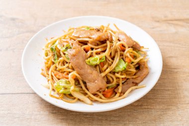 tavada kızartılmış yakisoba noodle domuz eti ile