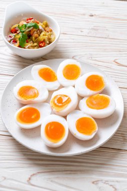 Yumuşak haşlanmış yumurta baharatlı salata 