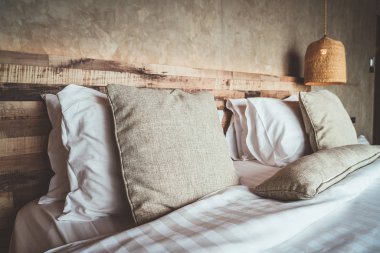 yatakta güzel rahat yastıklar