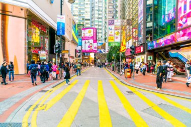 Hong Kong - 21 Şubat 2019: İnsanlar arasında Hennessy Road, Ca