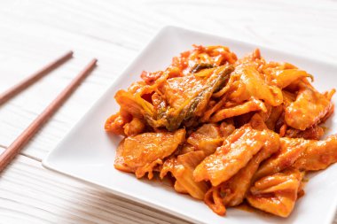 kimchi ile tavada kızartılmış domuz eti