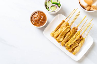 Domuz Satay-ızgara domuz fıstığı sosu veya tatlı ile servis ve 