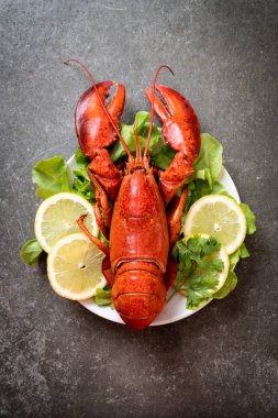 haşlanmış ıstakoz sebze ve limon ile