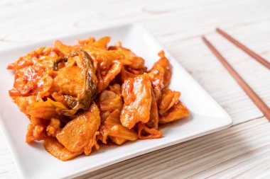 kimchi ile tavada kızartılmış domuz eti